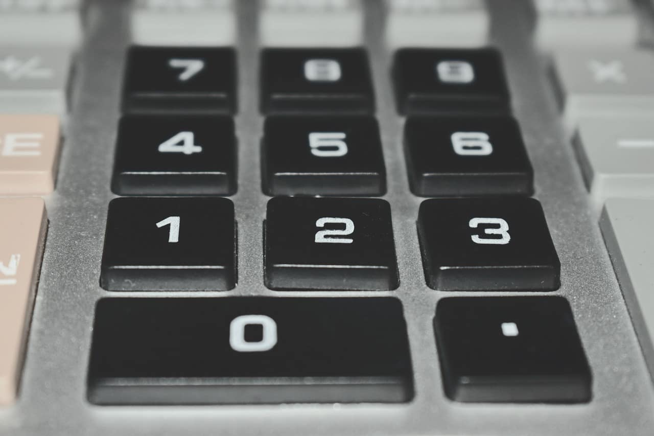 I tasti neri dei numeri di una calcolatrice da ufficio, visti da vicino
